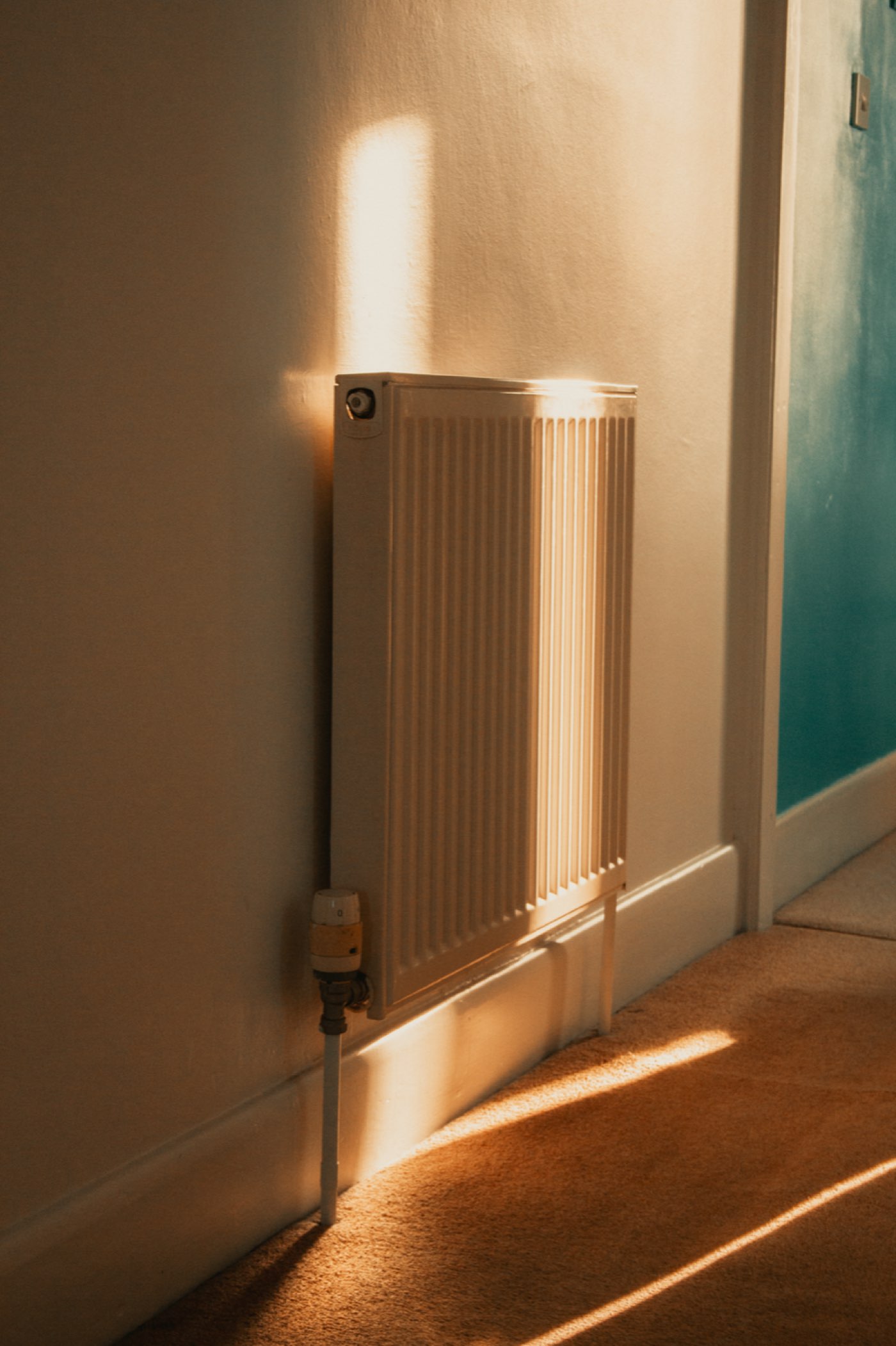 Radiateur à eau avec robinet thermostatique dans une pièce lumineuse